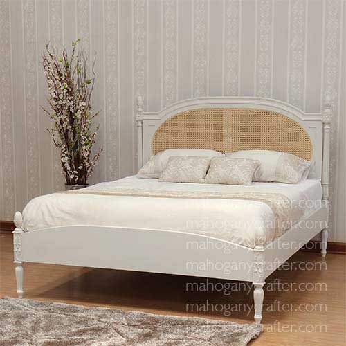 B 183 – Oval Bed with natural rattan King Size