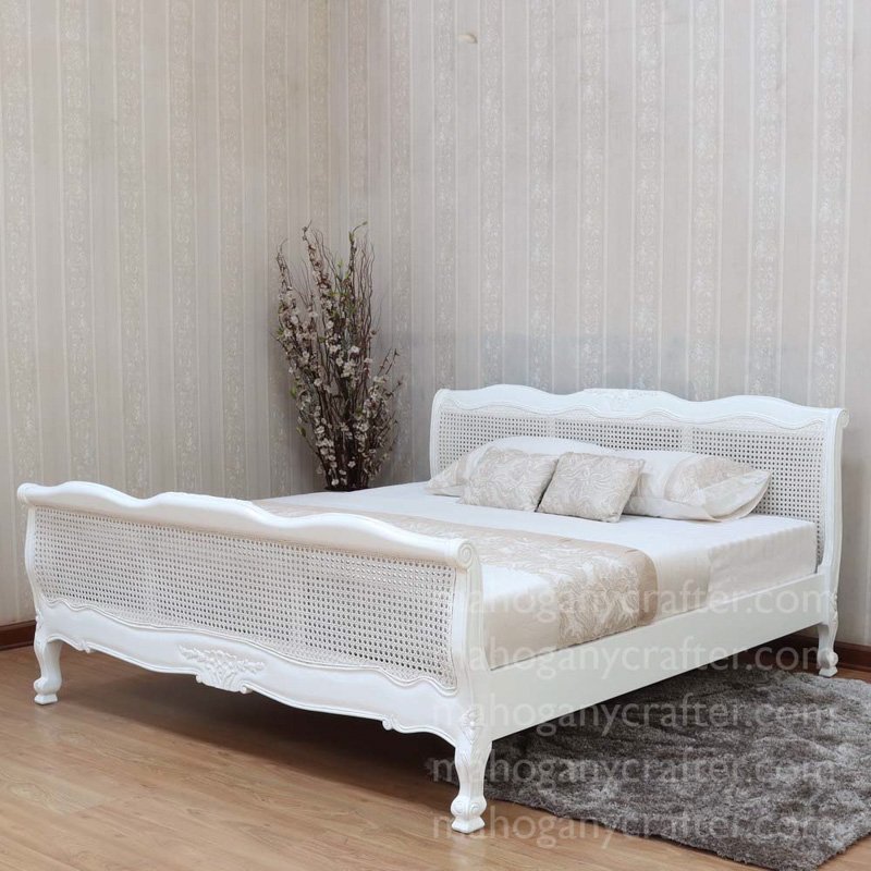 B 007 – Louis bed in White Antique