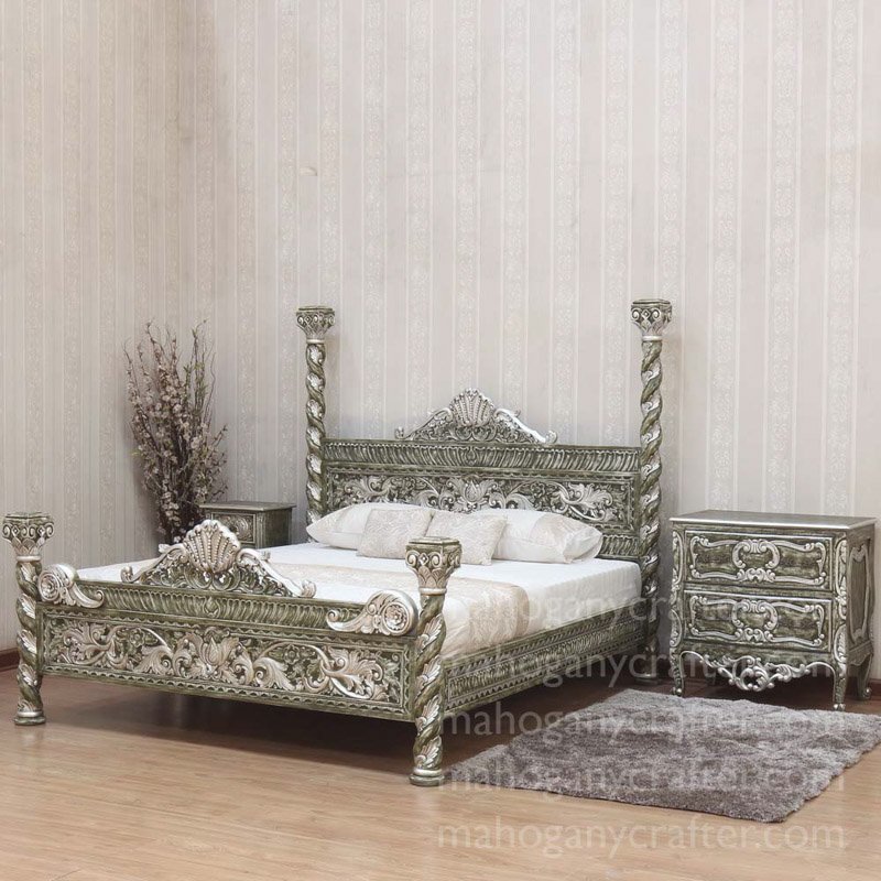 B 017 – Venetian bed in Florentine With Silver